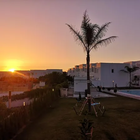 Casa Rosado Preciosa Casa Con 60m De Jardin Privado En La Mejor Zona De Conil Selecta Costa * Коніль-де-ла-Фронтера